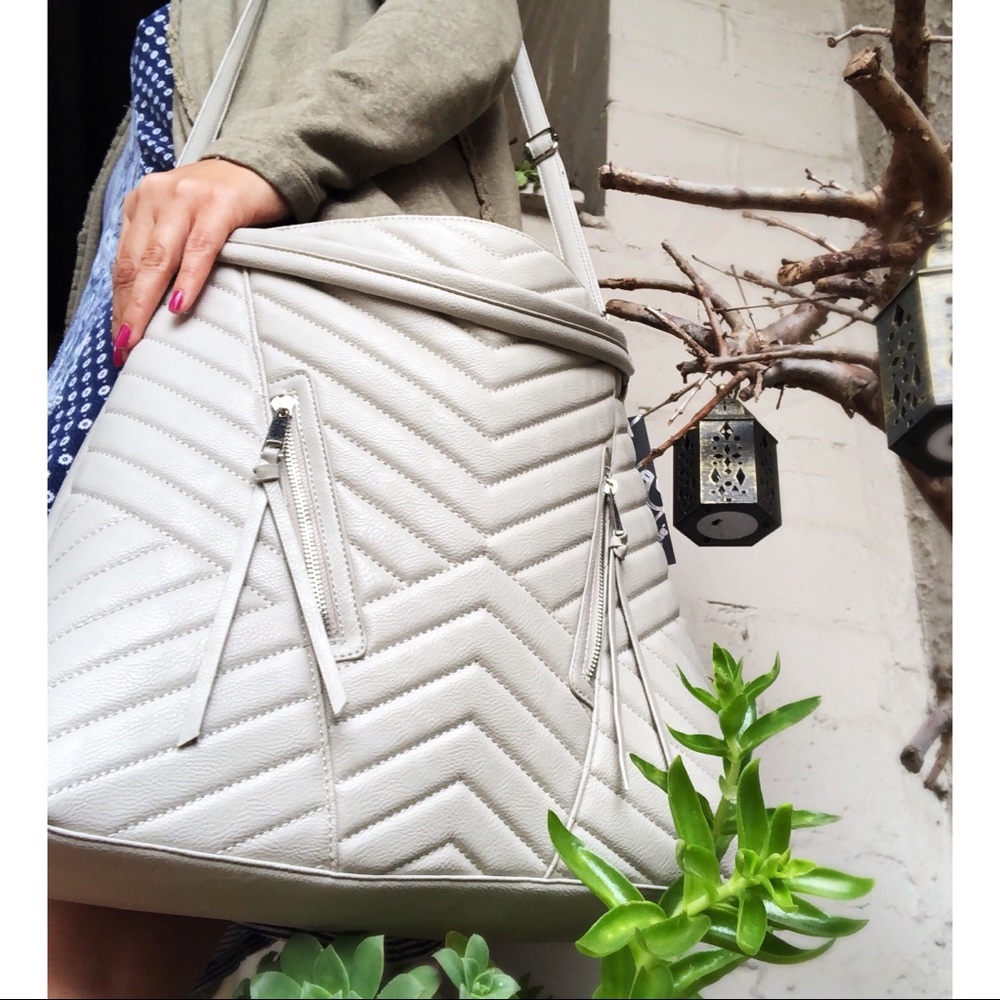 🏵 Latique Vegan Chic Bone Colored Purse 🏵